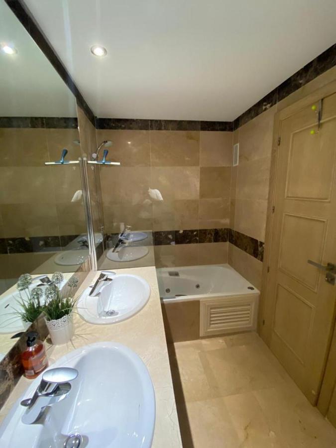 Marina Del Castillo, Duquesa Beachfront Apartment 마닐바 외부 사진
